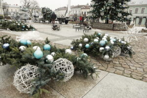 Kilkunastometrowa choinka „rośnie” na kieleckim Rynku - Radio Kielce