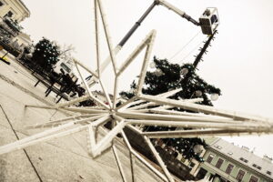 Kilkunastometrowa choinka „rośnie” na kieleckim Rynku - Radio Kielce