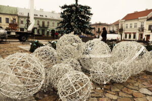 Kilkunastometrowa choinka „rośnie” na kieleckim Rynku - Radio Kielce