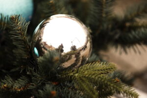 Kilkunastometrowa choinka „rośnie” na kieleckim Rynku - Radio Kielce