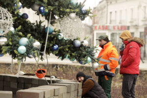 Kilkunastometrowa choinka „rośnie” na kieleckim Rynku - Radio Kielce