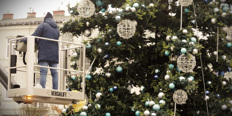 Kilkunastometrowa choinka „rośnie” na kieleckim Rynku