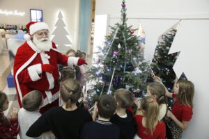 03.12.2025. Kielce. Wystawa „Święta bez choinki? Czyste kpinki...” / Fot. Wiktor Taszłow - Radio Kielce