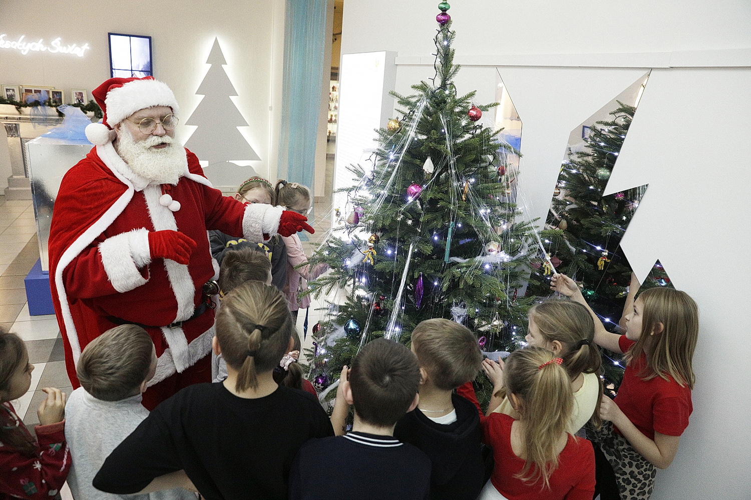 Szopki, dziadki do orzechów i choinki. Świąteczny klimat w Muzeum Zabawek i Zabawy