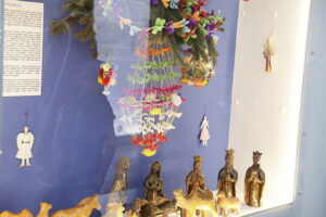 03.12.2025. Kielce. Wystawa „Święta bez choinki? Czyste kpinki...” / Fot. Wiktor Taszłow - Radio Kielce