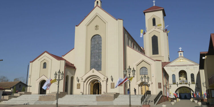 Przy skarżyskim sanktuarium powstało osiem kapliczek - Radio Kielce Przy skarżyskim sanktuarium powstało osiem kapliczek