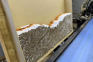 Funkcjonariusze Krajowej Administracji Skarbowej i Straży Granicznej zlikwidowali nielegalną fabrykę papierosów / Fot. Warmińsko-Mazurski Oddział Straży Granicznej