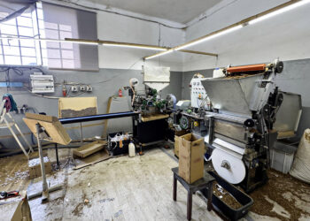 Funkcjonariusze Krajowej Administracji Skarbowej i Straży Granicznej zlikwidowali nielegalną fabrykę papierosów / Fot. Warmińsko-Mazurski Oddział Straży Granicznej