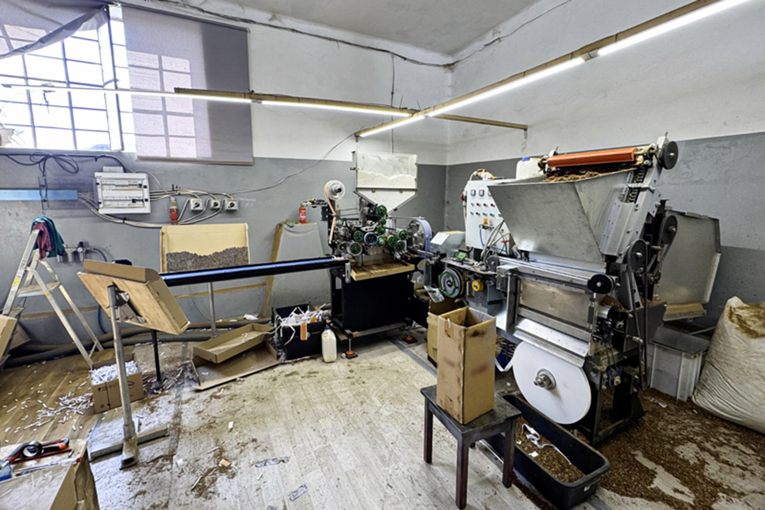 Funkcjonariusze Krajowej Administracji Skarbowej i Straży Granicznej zlikwidowali nielegalną fabrykę papierosów / Fot. Warmińsko-Mazurski Oddział Straży Granicznej