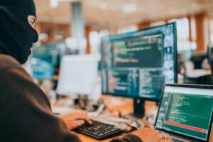 Zagrożenia w cyfrowym świecie. Jak nie dać się oszukać?