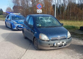 Nietrzeźwy kierowca jeździł autem z rozbitą szybą