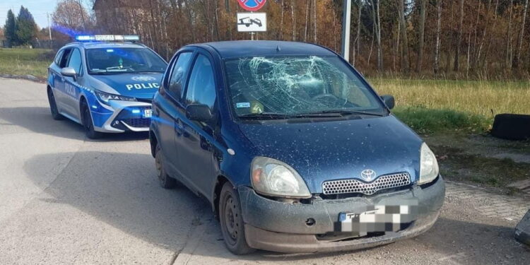 Nietrzeźwy kierowca jeździł autem z rozbitą szybą