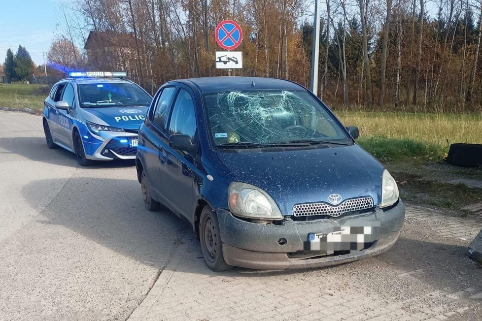 Nietrzeźwy kierowca jeździł autem z rozbitą szybą