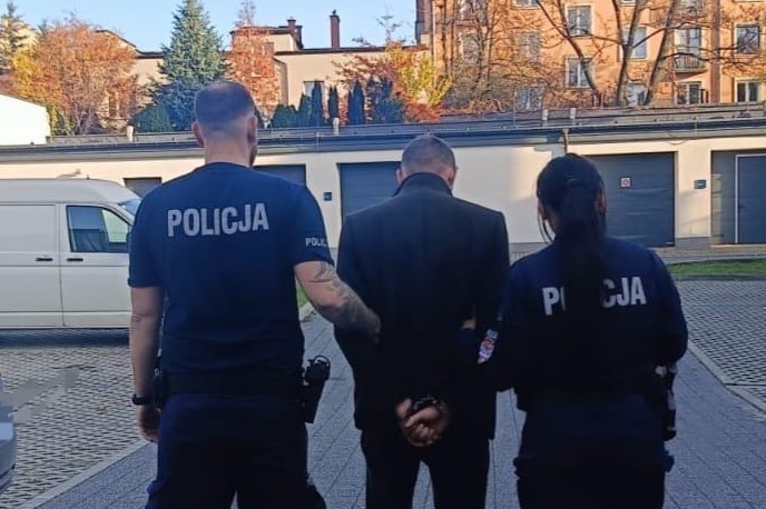 Nietrzeźwy kierowca jeździł autem z rozbitą szybą