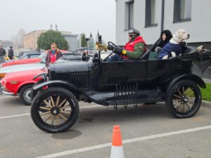 Udany rajd pojazdów zabytkowych. Wspominano Ryszarda Mikurdę - Radio Kielce Udany rajd pojazdów zabytkowych. Wspominano Ryszarda Mikurdę