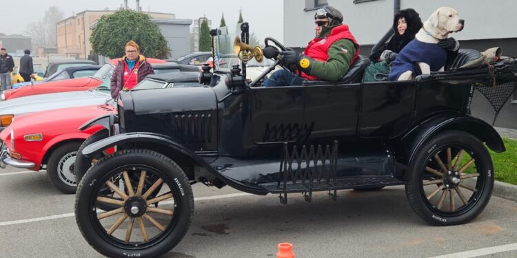 Udany rajd pojazdów zabytkowych. Wspominano Ryszarda Mikurdę - Radio Kielce Udany rajd pojazdów zabytkowych. Wspominano Ryszarda Mikurdę