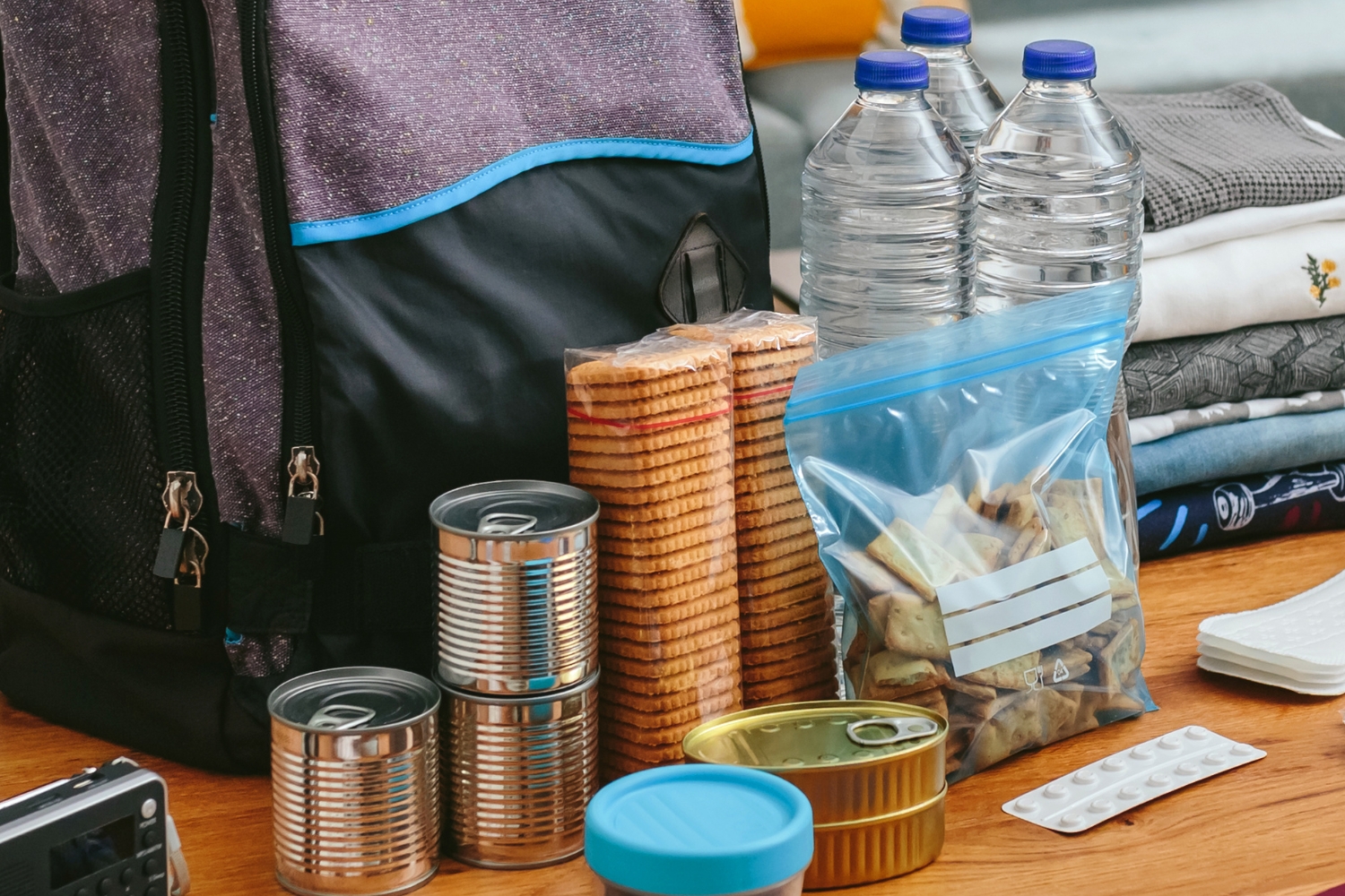Brak prądu, telefonu i Internetu. Jak sobie poradzić w takich sytuacjach? Żywność i woda