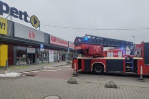 Pożar w markecie. Strażacy szukają źródła ognia - Radio Kielce 01.12.2025. Skarżysko-Kamienna. Pożar / źródło: straż pożarna