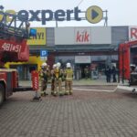 Pożar w markecie. Strażacy szukają źródła ognia
