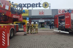 Pożar w markecie. Strażacy szukają źródła ognia - Radio Kielce Pożar w markecie. Strażacy szukają źródła ognia