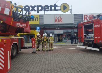 Pożar w markecie. Strażacy szukają źródła ognia