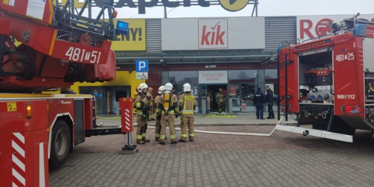 Pożar w markecie. Strażacy szukają źródła ognia - Radio Kielce Pożar w markecie. Strażacy szukają źródła ognia
