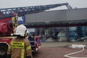 Pożar w markecie. Strażacy szukają źródła ognia - Radio Kielce 01.12.2025. Skarżysko-Kamienna. Pożar / źródło: straż pożarna