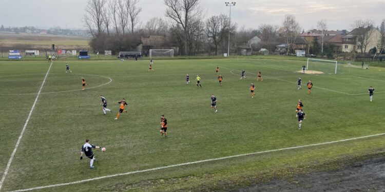 Sparta powstawiła się KSZO, ale punkty pojechały do Ostrowca - Radio Kielce 16.11.2025. Kazimierza Wielka. Betclic 3. Liga. Sparta - KSZO 1929 Ostrowiec / Fot. Kamil Król - Radio Kielce