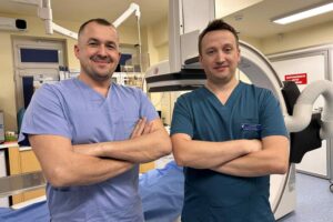 Sandomierz. Szpital w Sandomierzu. Zabieg. Na zdjęciu od lewej: Mateusz Wiśniowski, starszy asystent w Pracowni Radiologii Zabiegowej Szpitala Specjalistycznego Ducha Świętego w Sandomierzu i Michał Tarnowski, kierownik oddziału kardiologii Szpitala Specjalistycznego Ducha Świętego w Sandomierzu