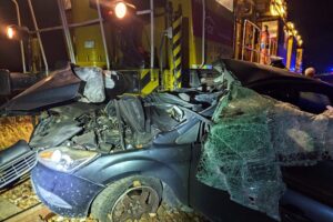 Wypadek na przejeździe kolejowym. Ranna kobieta w ciąży - Radio Kielce 07.11.2025. Szczeka. Wypadek na przejeździe kolejowym / Fot. KPP Staszów