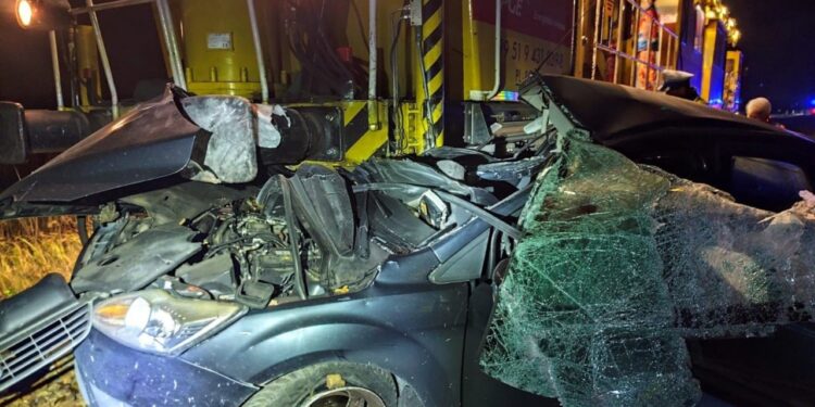 Wypadek na przejeździe kolejowym. Ranna kobieta w ciąży - Radio Kielce 07.11.2025. Szczeka. Wypadek na przejeździe kolejowym / Fot. KPP Staszów