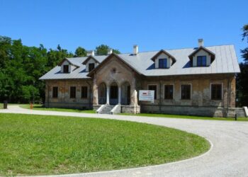 Dwór w Ruszczy odzyska dawny blask - Radio Kielce Dwór w Ruszczy odzyska dawny blask