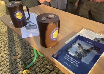 02.11.2025. Sandomierz. Cmentarz katedralny. Kwesta / Fot. Grażyna Szlęzak-Wójcik - Radio Kielce