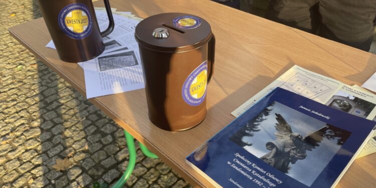 02.11.2025. Sandomierz. Cmentarz katedralny. Kwesta / Fot. Grażyna Szlęzak-Wójcik - Radio Kielce