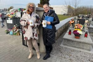 01.11.2025. Starachowice. Kwesta na ratowanie zabytkowych nagrobków / Fot. Aneta Marciniak - Towarzystwo Przyjaciol Starachowic