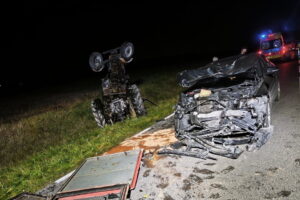 Zderzenie ciągnika i osobowego auta. Ranny traktorzysta - Radio Kielce Zderzenie ciągnika i osobowego auta. Ranny traktorzysta - Radio Kielce