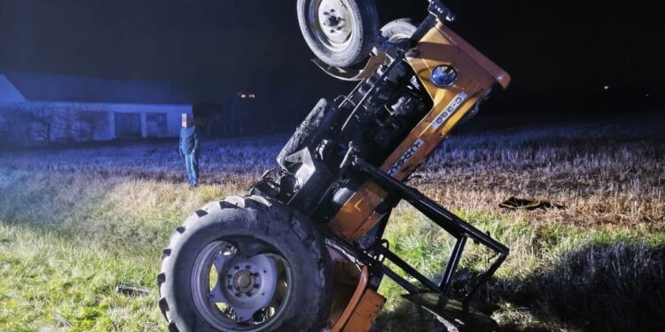 Zderzenie ciągnika i osobowego auta. Ranny traktorzysta - Radio Kielce Zderzenie ciągnika i osobowego auta. Ranny traktorzysta