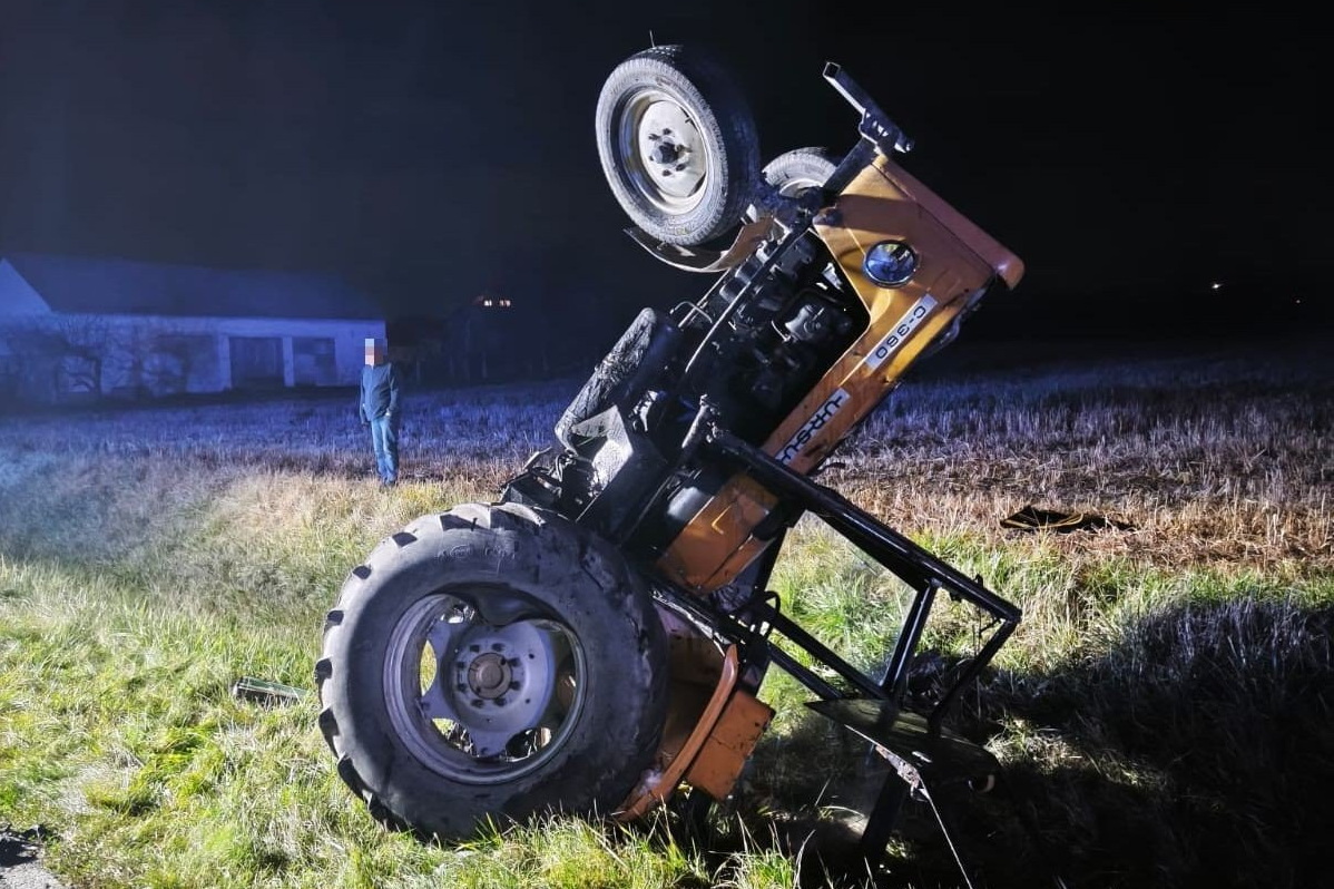 Zderzenie ciągnika i osobowego auta. Ranny traktorzysta