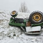 Ciągnik wpadł w poślizg i wywrócił się