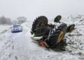 Ciągnik z przyczepą wpadł w poślizg i zjechał z drogi