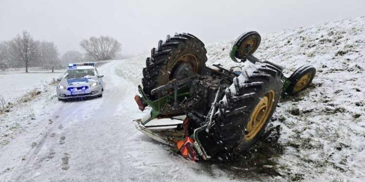 Ciągnik z przyczepą wpadł w poślizg i zjechał z drogi
