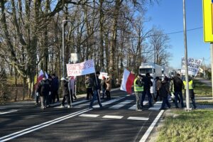 18.11.2025. Janowice. Protest mieszkańców / Fot. Marcin Marszałek - Radio Kielce