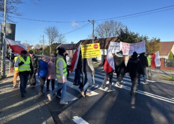 W Jaronowicach kolejna blokada. Protesty mają trwać do skutku - Radio Kielce 18.11.2025. Janowice. Protest mieszkańców / Fot. Marcin Marszałek - Radio Kielce