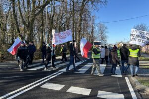 18.11.2025. Janowice. Protest mieszkańców / Fot. Marcin Marszałek - Radio Kielce