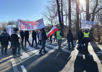 18.11.2025. Janowice. Protest mieszkańców / Fot. Marcin Marszałek - Radio Kielce