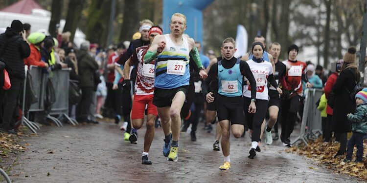 Setki osób pobiegło w Kielcach dla Niepodległej - Radio Kielce Setki osób pobiegło w Kielcach dla Niepodległej