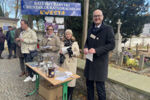 01.11.2025. Sandomierz. Cmentarz Katedralny. Wszystkich Świętych. Kwesta / Fot. Grażyna Szlęzak-Wójcik - Radio Kielce