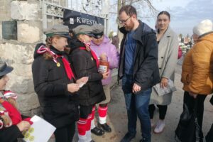 Z gorącymi sercami dla historii – kwesta na buskim cmentarzu - Radio Kielce 01.11.2025. Busko-Zdrój. Wszystkich Świętych. Kwesta / Fot. Marta Gajda-Kruk - Radio Kielce