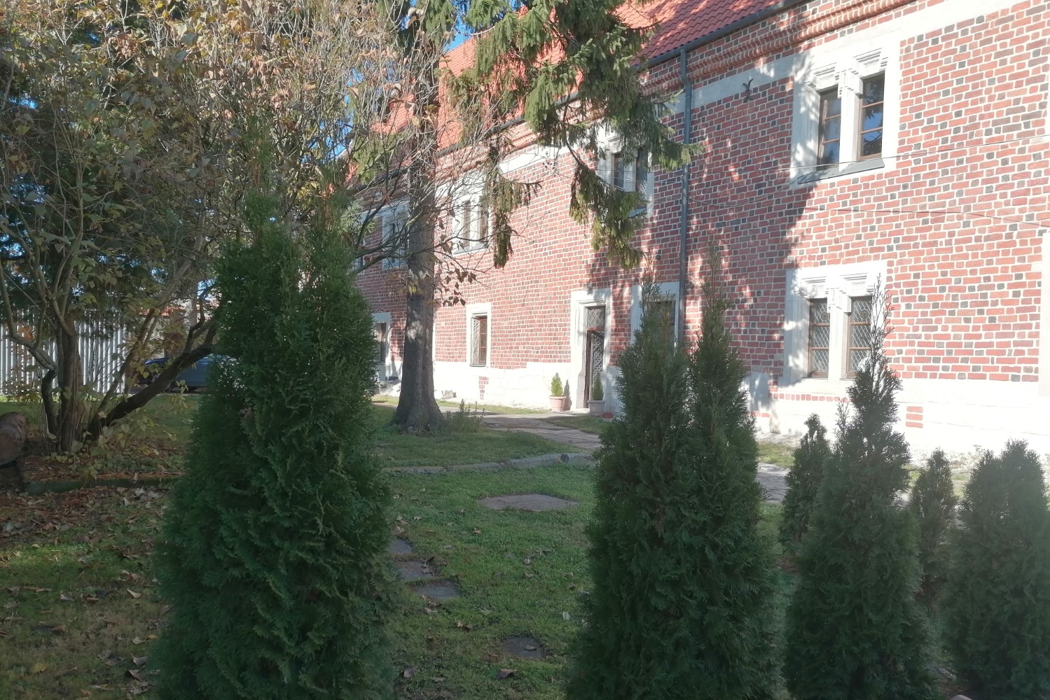 Ogród, mury i studnia - nowe życie wiślickiego Domu Długosza - Radio Kielce 07.11.2025. Wiślica. Dom Długosza i plac wewnetrzny / Fot. Marta Gajda-Kruk - Radio Kielce