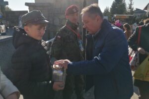 Wolontariusze zachęcają do wsparcia renowacji historycznych grobów - Radio Kielce 01.11.2025. Pińczów. Wszystkich Świętych. Kwesta / Fot. Marta Gajda-Kruk - Radio Kielce